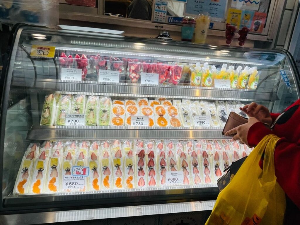 熱海フルーツキングのフレッシュジュースショーケース