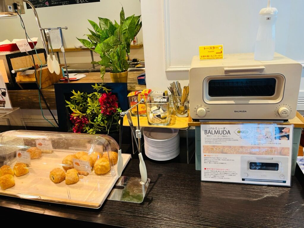 朝食会場のバルミューダトースターとミニクロワッサン