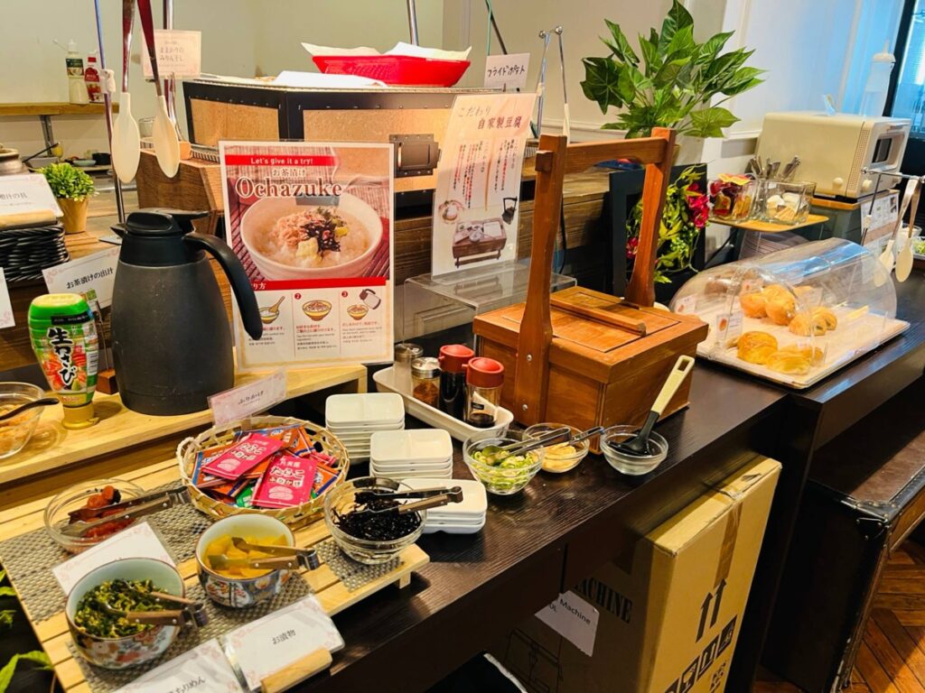 朝食のお茶漬け・自家製豆腐などのセルフコーナー
