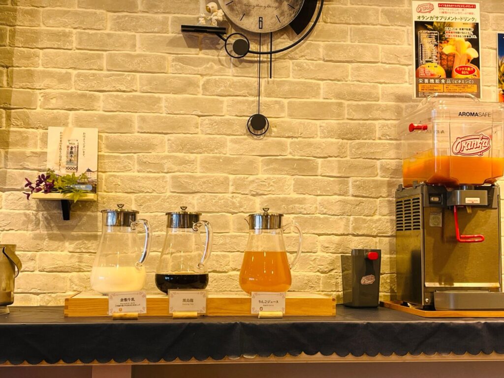 朝食会場のドリンクバー(倉敷牛乳・りんごジュースなど)