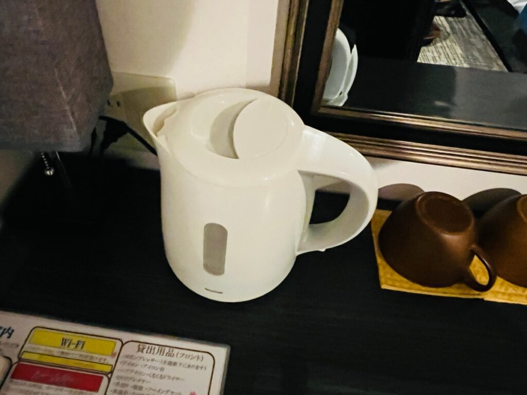 センチュリオンホテル&スパ倉敷 客室の電気ケトルとカップ