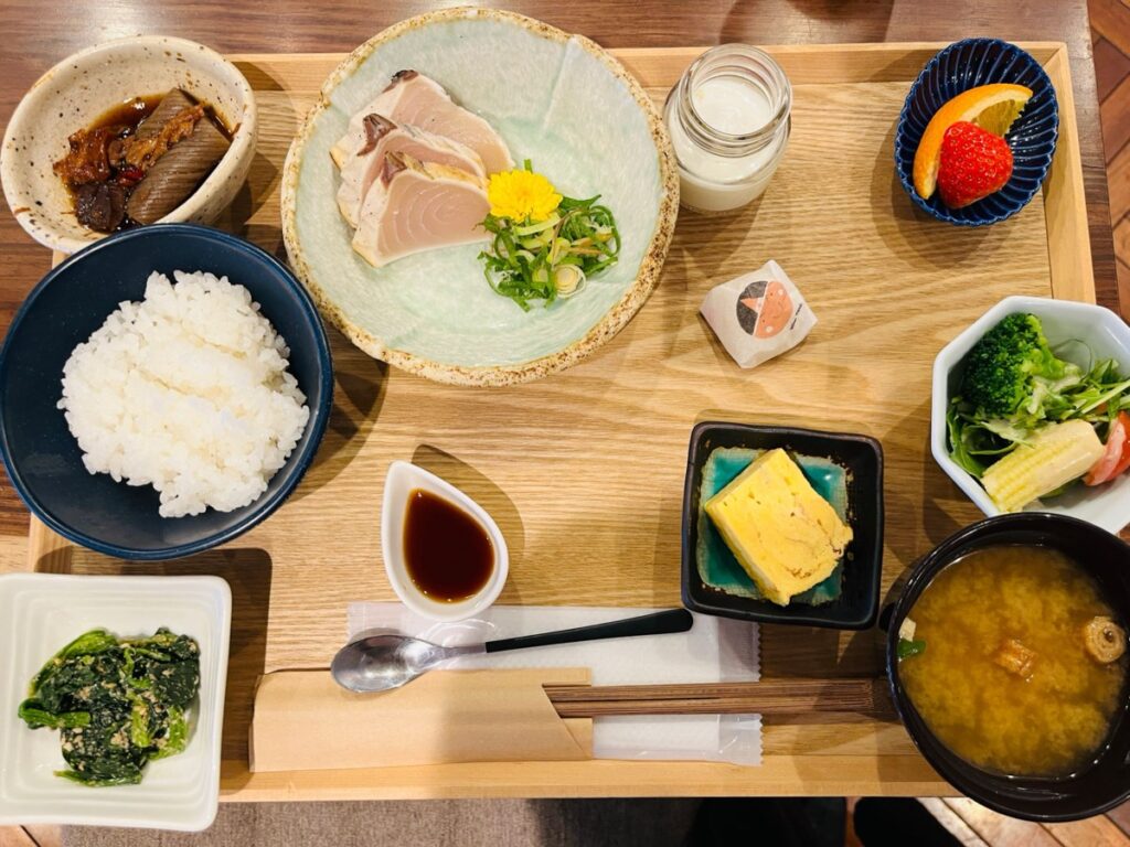 朝食専科あさげの和食「倉敷御膳」さわらのたたき付き