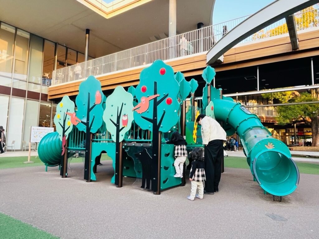 アリオ倉敷そばの木をモチーフにした複合遊具
