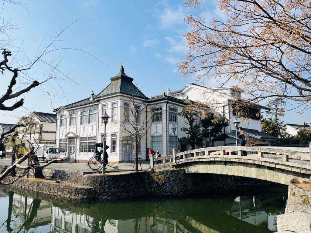 倉敷美観地区 中橋と観光案内所の倉敷館