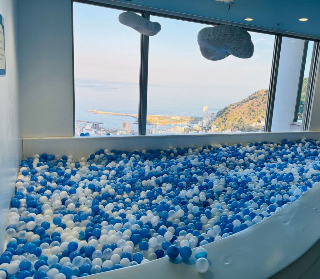 熱海の海を見下ろすキッズルームのボールプール