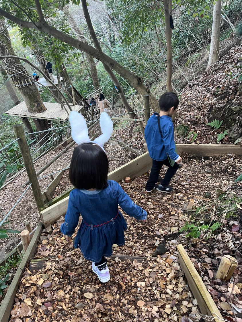 くすくすの森を歩く子どもたち