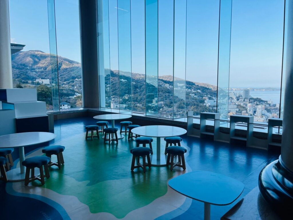 海を見下ろすキッズカフェスペース