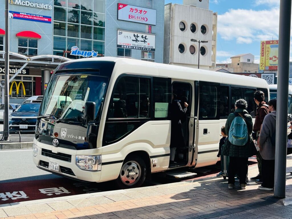 熱海駅前から乗るリゾナーレ熱海の無料送迎バス