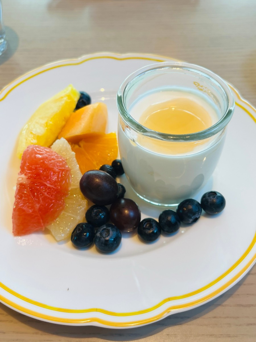朝食のフルーツとヨーグルト