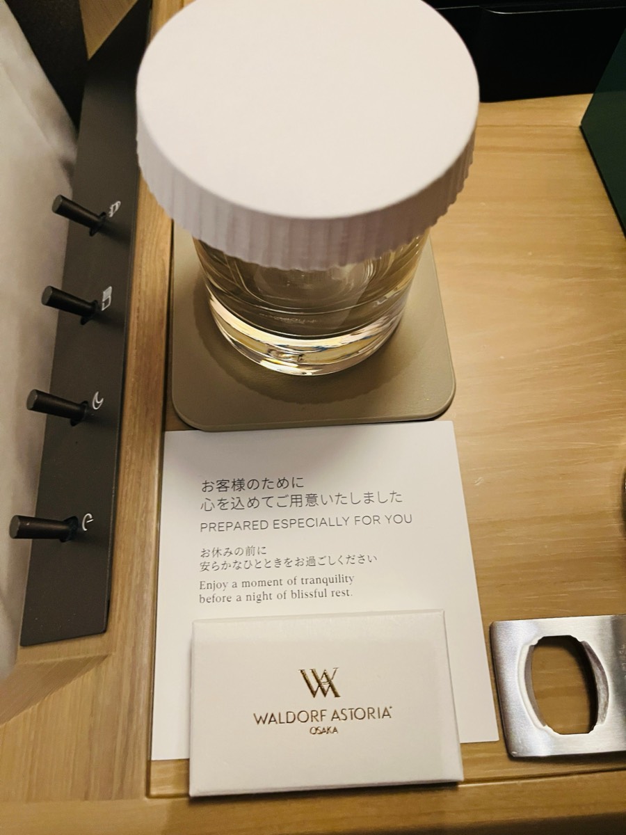 ターンダウンサービスのお水とカード