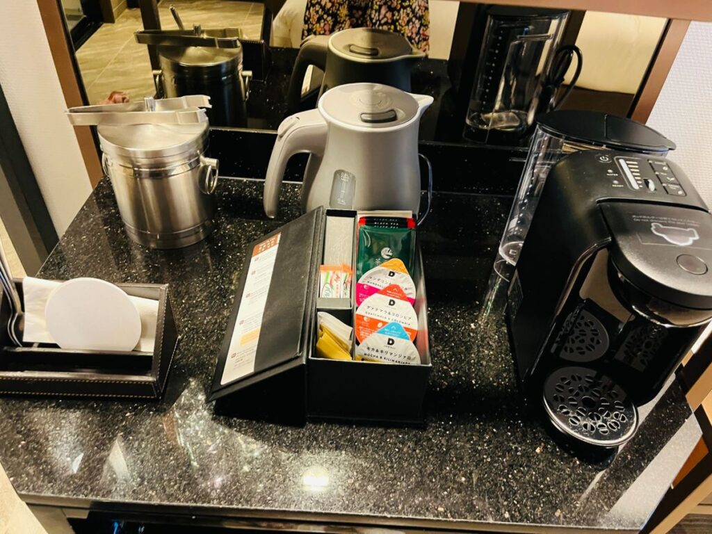 客室のミニバー(ドリップポッドのコーヒーとお茶)