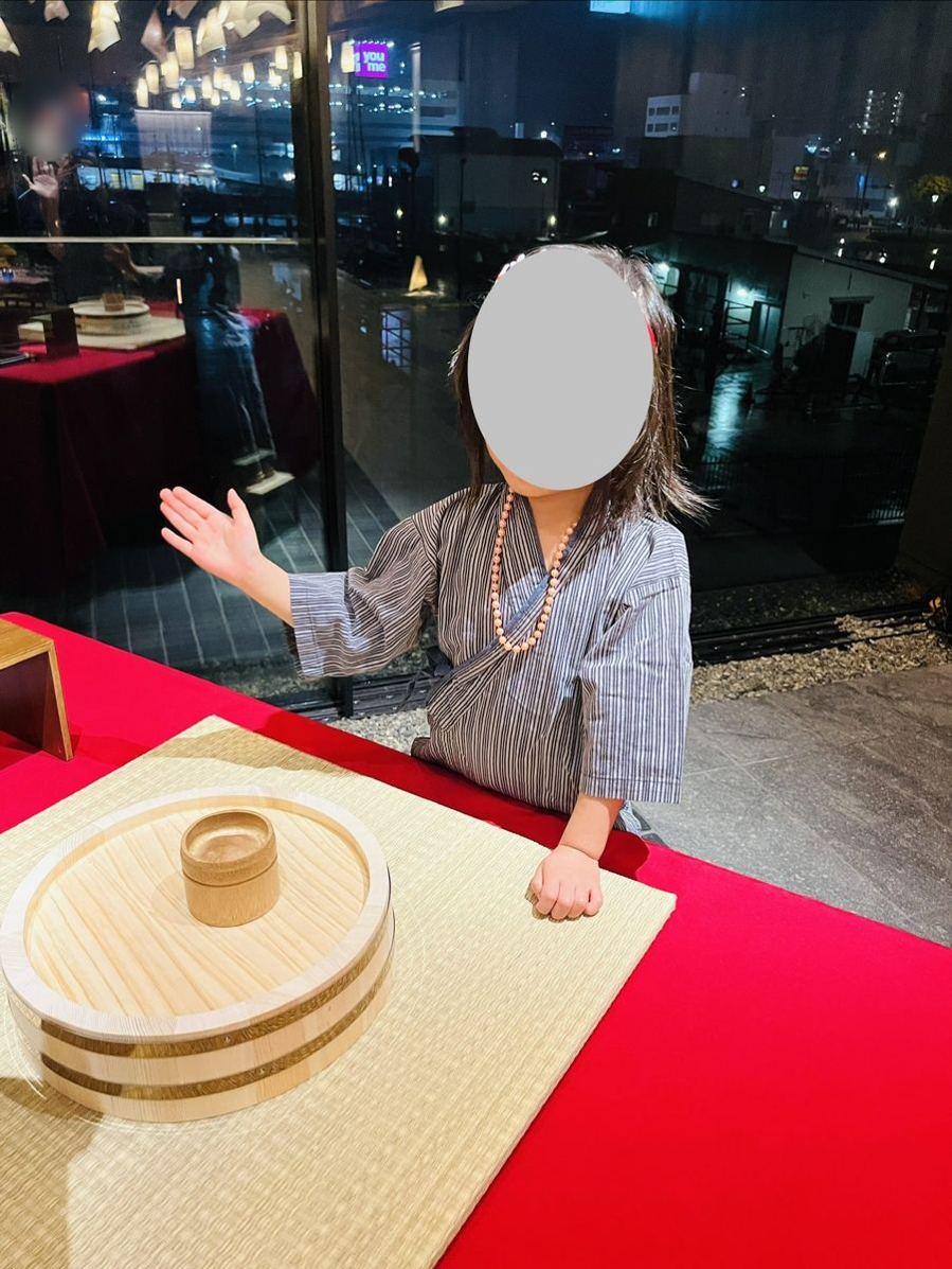 界 別府の金毘羅船々の席に座る娘