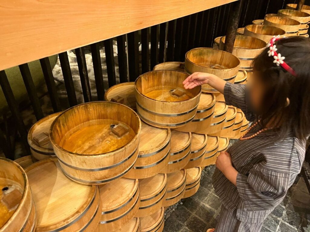 界 別府の湯桶が並ぶ前の娘